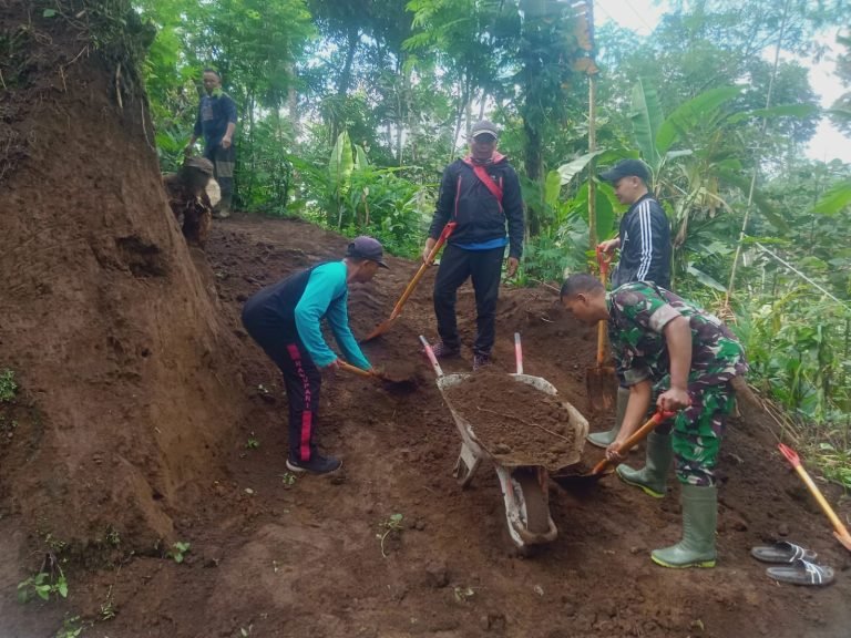 Babinsa Ranupani Dampingi Kerja Bakti Pelebaran Jalan Setapak di Dusun Sidodadi