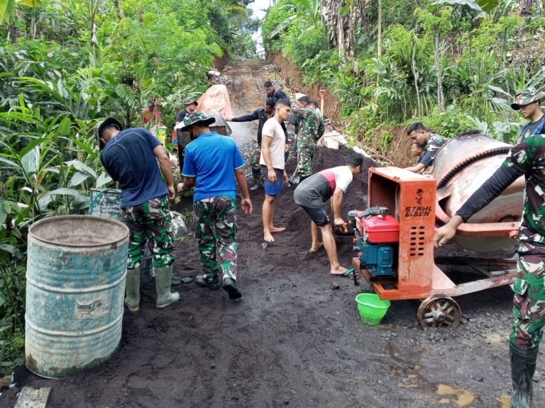 Satgas TMMD ke-123 Kodim 0821/Lumajang Bersama Warga Gencarkan Pengecoran Jalan di Dusun Tugu