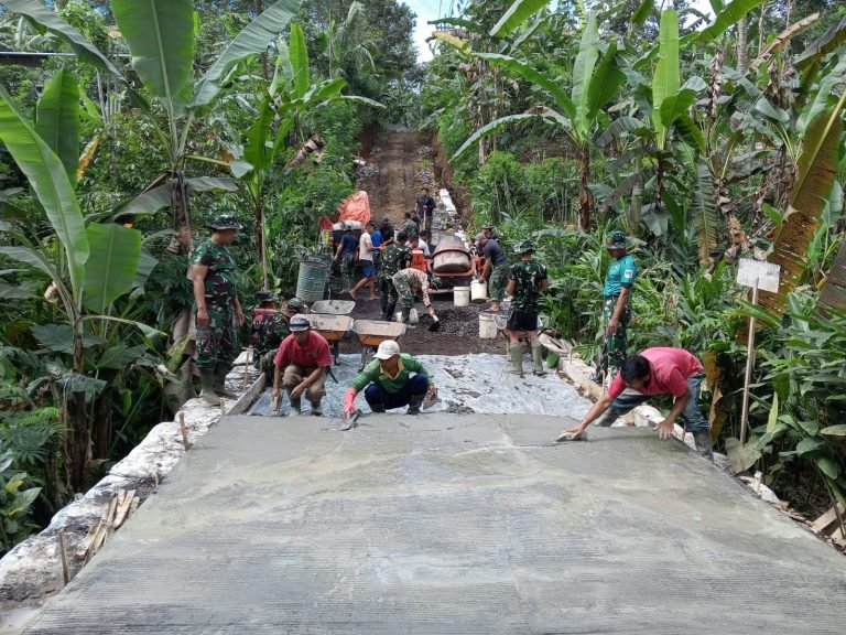 Semangat Kebersamaan: Danki SSK TMMD ke-123 dan Warga Burno Tetap Giat Bangun Jalan di Bulan Puasa