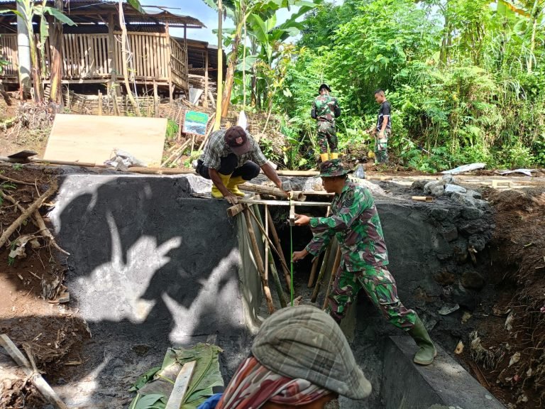 Gotong Royong TNI dan Warga: Pengecoran Gorong-Gorong di Desa Burno untuk Infrastruktur Lebih Baik