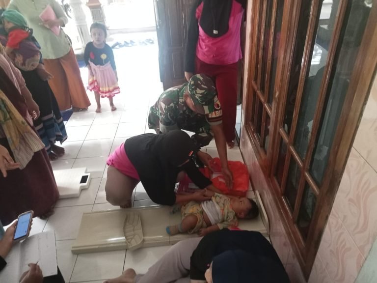 Babinsa Sruni Monitoring Posyandu, Dukung Kesehatan Balita di Dusun Curah Pakem