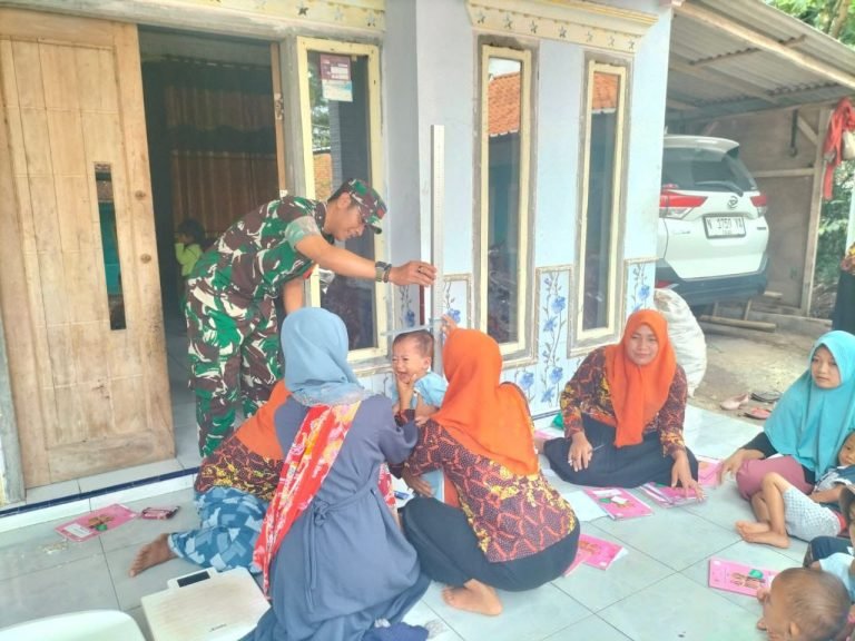 Upaya Sinergi Babinsa Alun-Alun dalam Monitoring Posyandu Melati