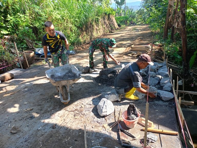 Gotong Royong Satgas TMMD dan Warga Burno: Pengecoran Gorong-Gorong Dikebut
