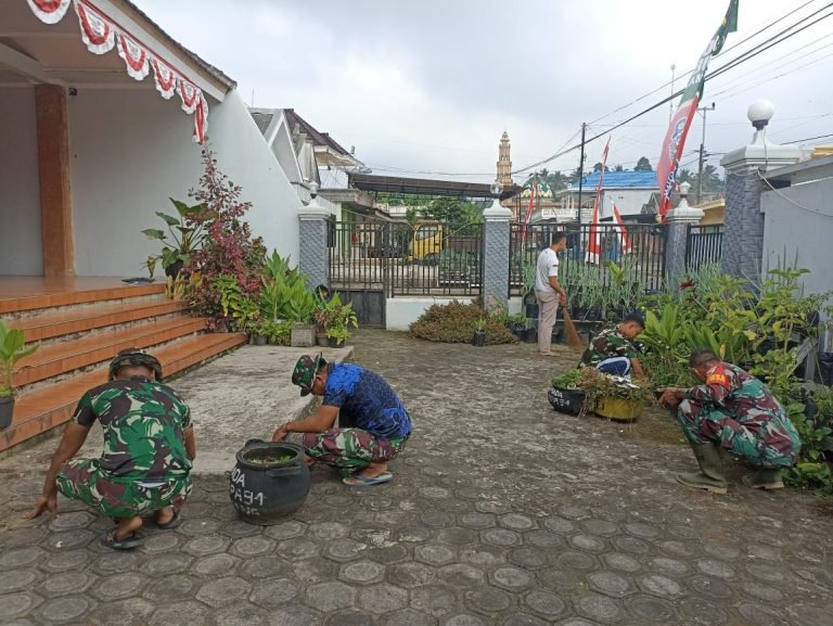 Satgas TMMD ke-123 Kodim 0821/Lumajang Bersihkan Balai Desa Burno Sambut Kunjungan Tim Wasev