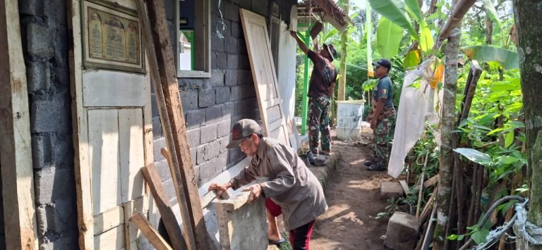 Semangat Ramadhan, Satgas TMMD ke-123 Kodim 0821/Lumajang Bangun RTLH di Desa Mlambing