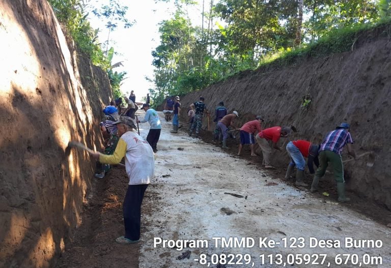 Semangat TakSurut di Bulan Puasa, Satgas TMMD ke-123 dan Warga Gencarkan Pemaprasan Tebing