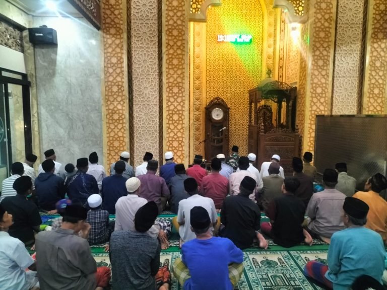 Kebersamaandalam Ibadah, Personel BintalRem 083/Bdj Pimpin Sholat Tarawih dan Tadarus diMasjid Baitut Taqwa