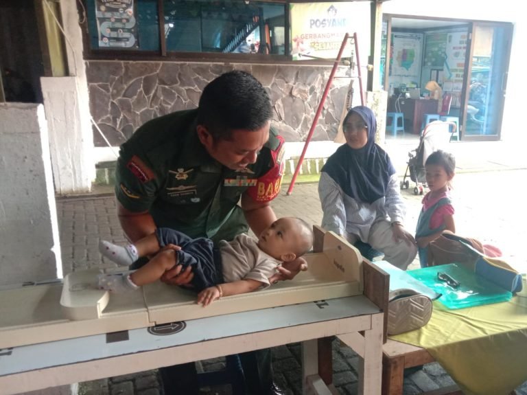 Sinergi Babinsa Tunjung dalam Monitoring Integrasi Layanan Primer di Posyandu Melati