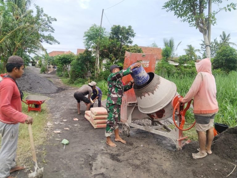 Tingkatkan Akses Jalan, Babinsa Bago Turut Serta dalam Pembangunan Rabat Beton