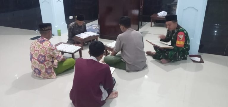 Wujud Kedekatan dengan Masyarakat, Babinsa Gesang Ikuti Tadarusan