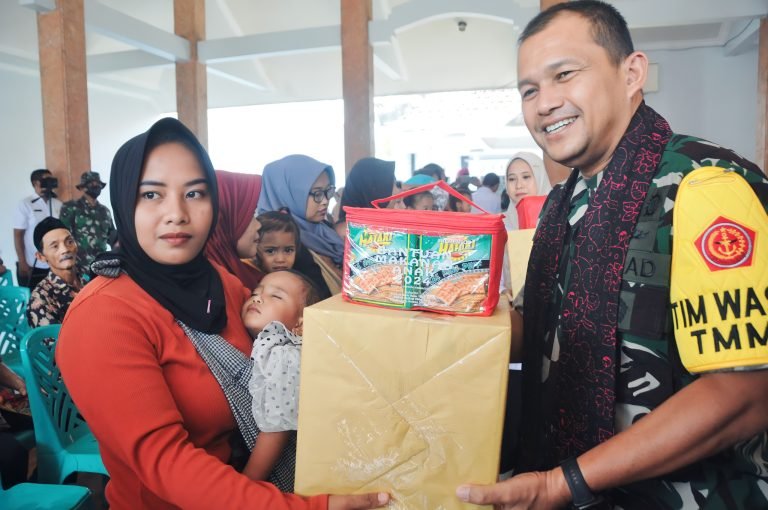Wadan Pusterad Tinjau TMMD ke-123 di Lumajang, Serahkan Bantuan kepada Warga