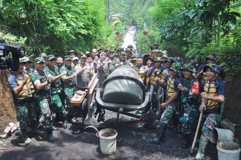 Dukung Pembangunan Desa, Wadan Pusterad Tinjau TMMD ke-123 di Senduro