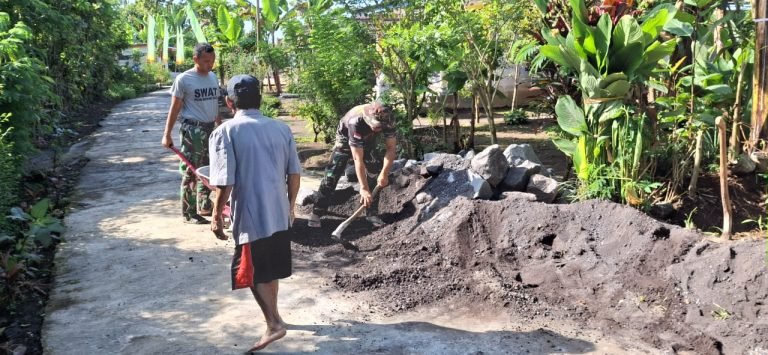 TNI dan Warga Gotong Royong Renovasi RTLH di Bulan Puasa