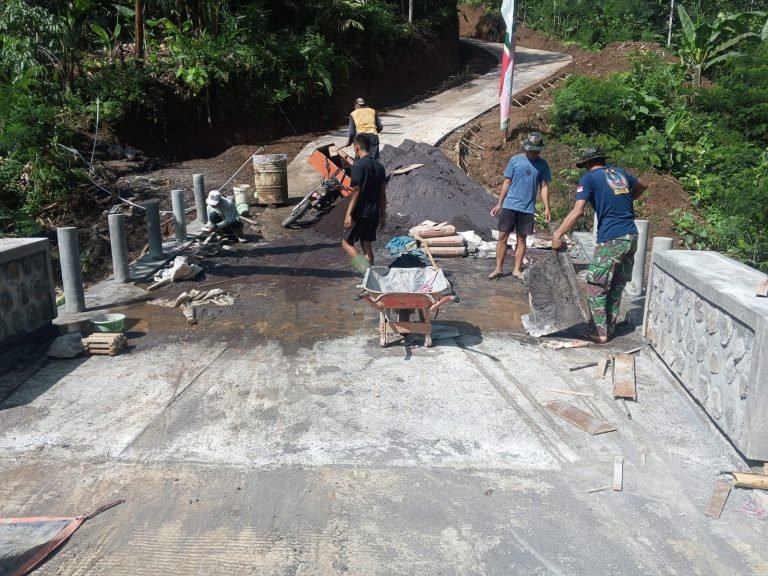 Semangat TMMD ke-123, TNI dan Warga Plester Dinding Jembatan di Desa Burno Meski Panas Terik