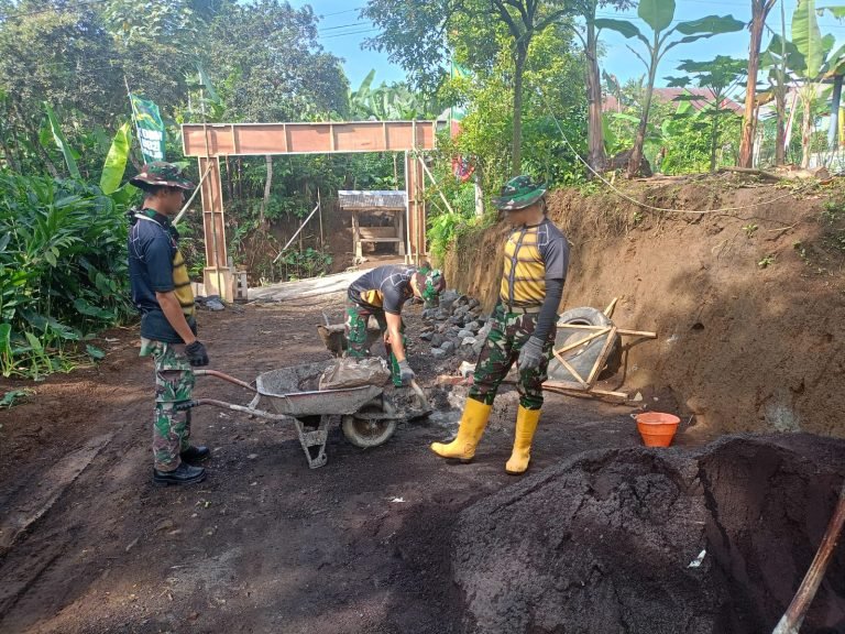 Pengecoran Gorong-Gorong TMMD ke-123 Kodim 0821/Lumajang Capai 60 Persen di Desa Burno