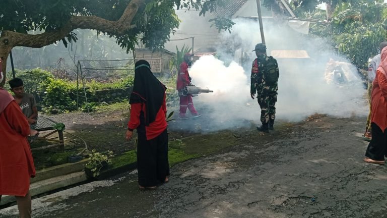 Peran Aktif Babinsa Yosowilangun kidul dalam Pencegahan DBD, Fogging Digelar di Dusun Krajan