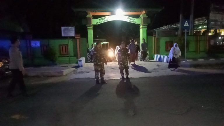 Kolaborasi Babinsa dan Bhabinkamtibmas Kunir Lor Perkuat Pengamanan SalatTarawih