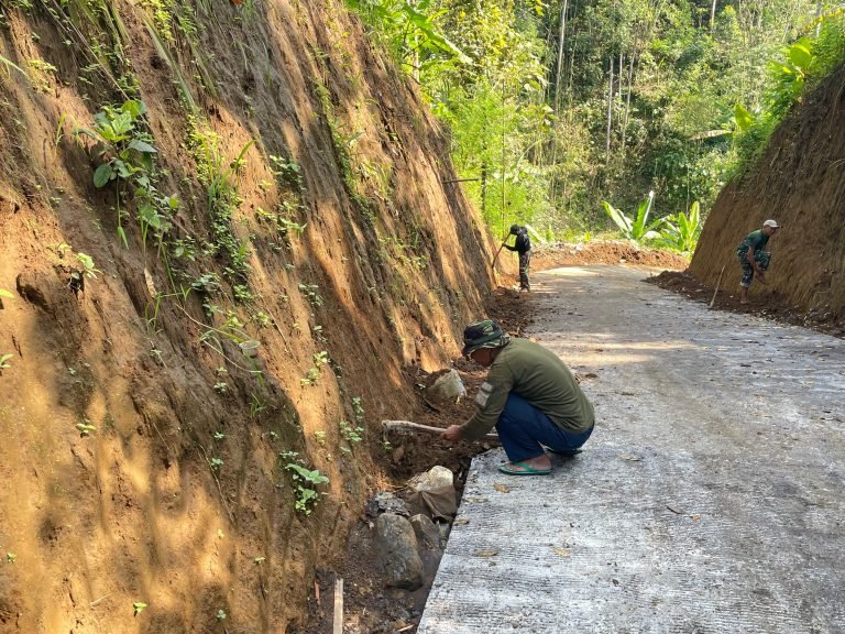 Satgas TMMD Ke-123 Kodim 0821/Lumajang Rapikan Tepi Jalan Hasil Pengecoran di Desa Burno