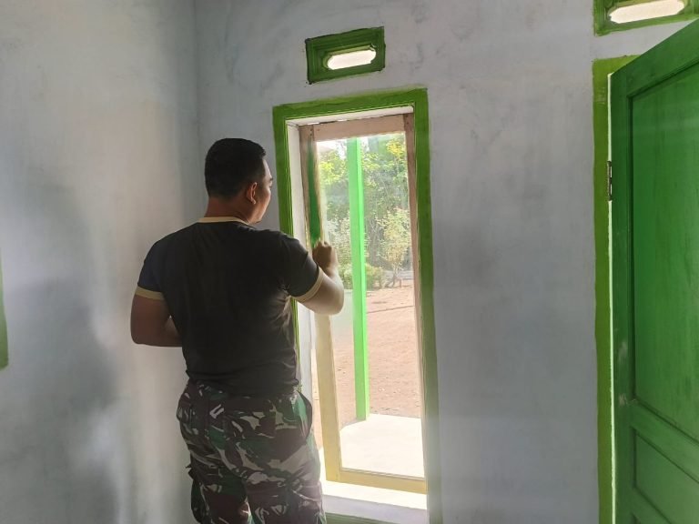 Pengabdian Tanpa Batas, Satgas TMMD Ke-123 Tetap Semangat Renovasi RTLH di Bulan Puasa