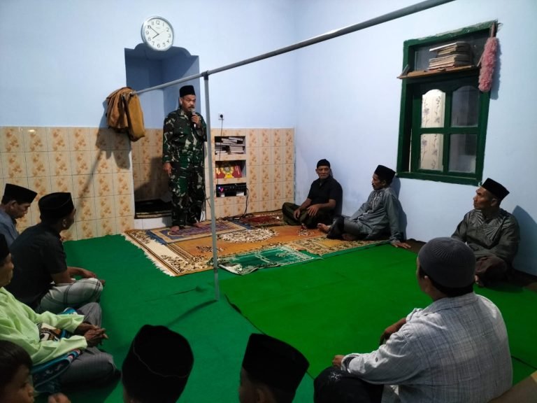 Personel BintalRem 083/Bdj: Ibadah Ramadan sebagai Jembatan Kemitraan denganWarga