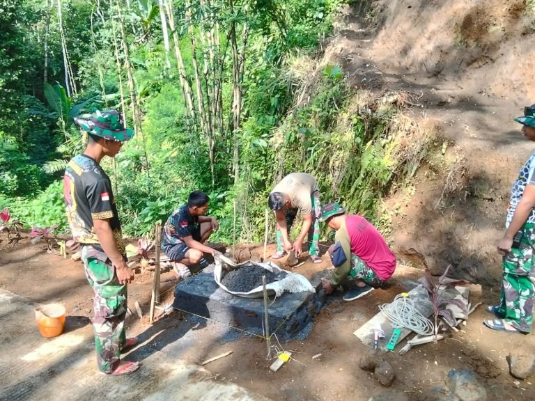 Satgas TMMD ke-123 Bangun Tugu Prasasti di Jembatan Dusun Tugu Desa Burno