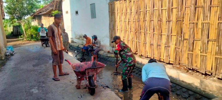 Dukung Ketahanan Pangan, Babinsa dan Warga Bersihkan Saluran Irigasi Tersier