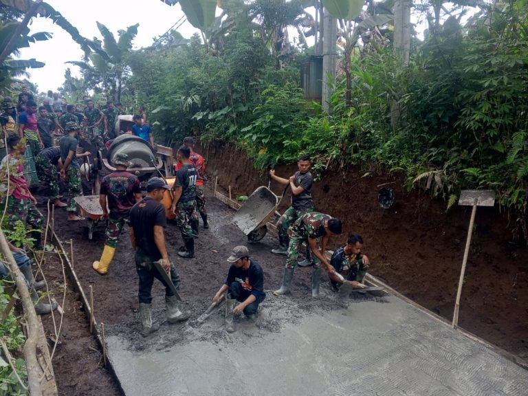 Gotong Royong TNI dan Warga Burno, Mesin Molen Pacu Pengecoran Jalan