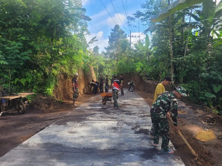 Letda Mar Sigit Sugito Pimpin Anggota Peralihan Pinggir Jalan Rabat Beton di Dusun Mlambing