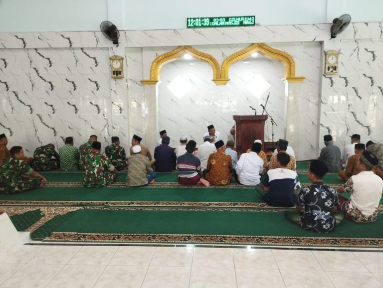 Momentum Ramadan, Babinsa dan Pemdes Rowokangkung Jalin Kedekatan dengan Masyarakat