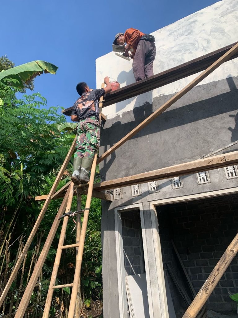 Proses Pengerjaan Rumah Bapak Sekat Capai 70%, Satgas TMMD Bersama Warga Tetap Semangat