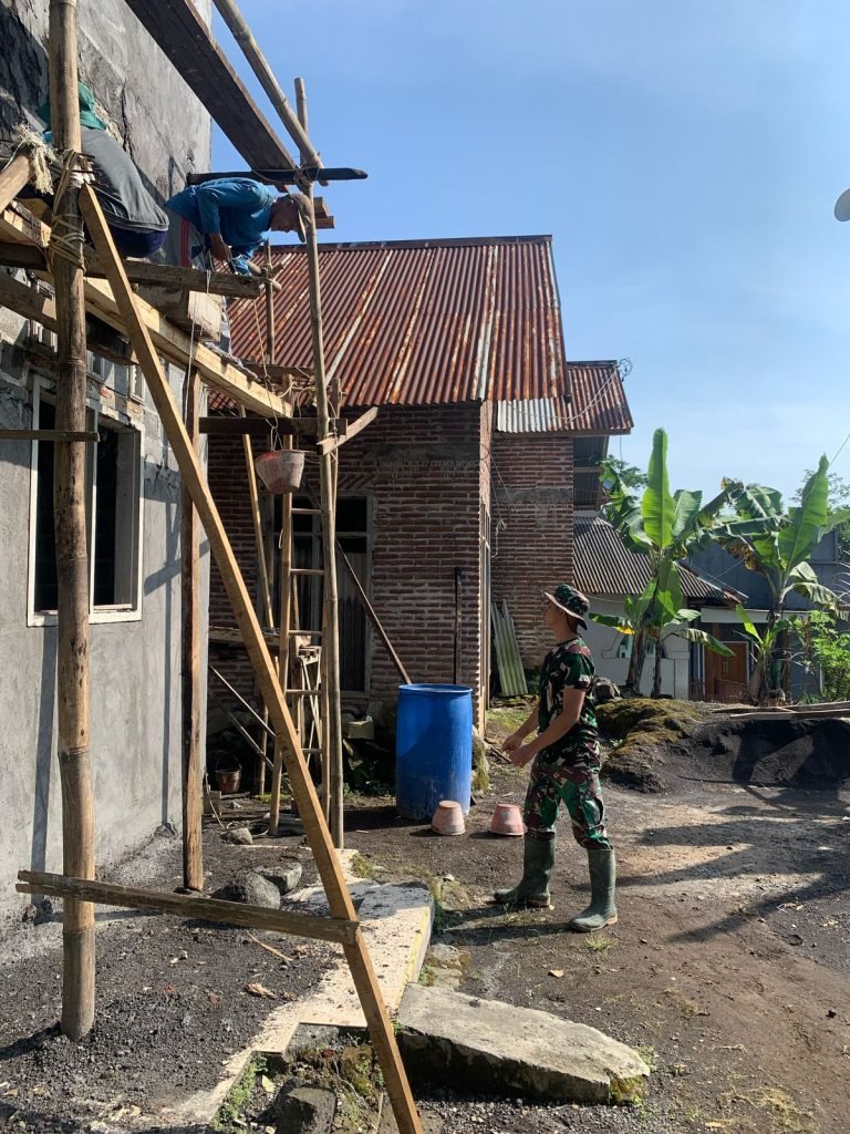 Satgas TMMD ke-123 Kodim 0821 Lumajang Percepat Renovasi RTLH Ibu Ngatijah di Tengah Puasa