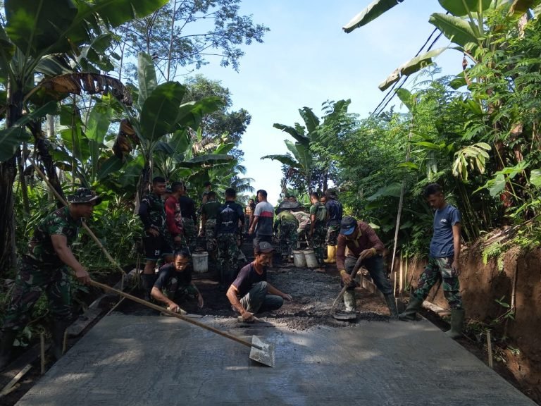 Satgas TMMD Kodim 0821/Lumajang Genjot Pengecoran Jalan, Dipimpin Langsung Danton SSK