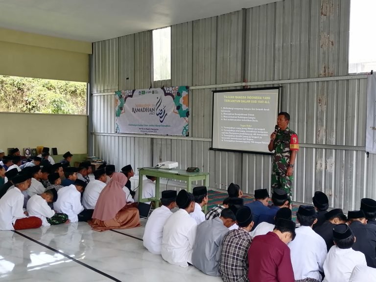 PondokRamadan Jadi Momen Babinsa Karanganom Tanamkan Jiwa Nasionalisme pada Siswa