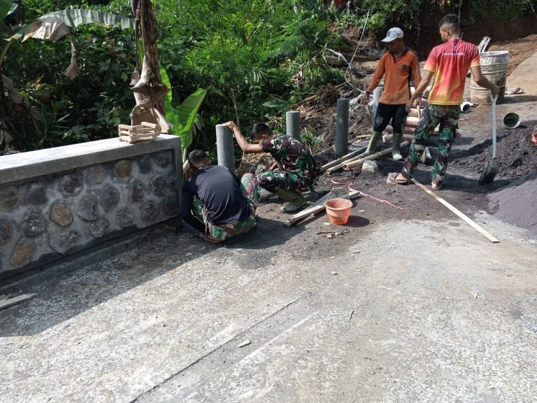 Pengecoran Tiang Jalan di Dusun Mlambing Capai Progres Positif Berkat Gotong Royong
