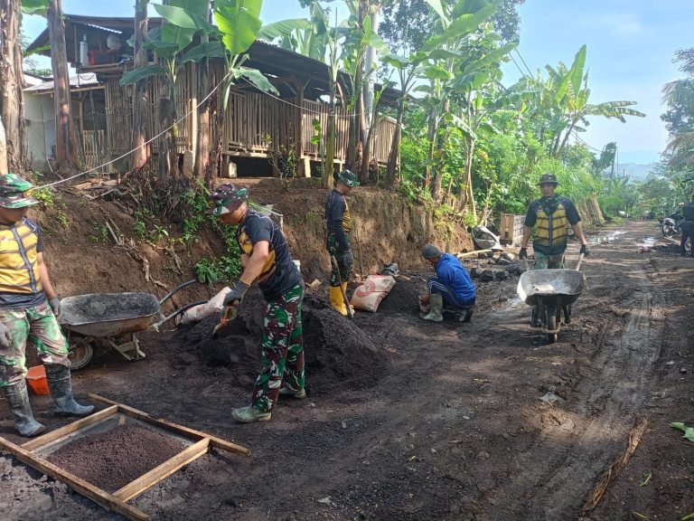 Satgas TMMD Ke-123 Kodim 0821/Lumajang Tetap Semangat, Pengecoran Jalan di Dusun Mlambing Berjalan Lancar