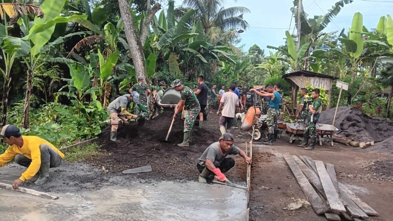 Sinergi TNI dan Warga Desa Burno Percepat Pengecoran Jalan Penghubung