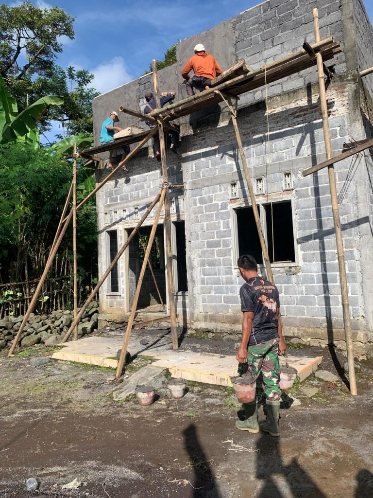 Satgas TMMD ke-123 Kodim 0821/Lumajang Renovasi RTLH di Desa Burno Meski Berpuasa