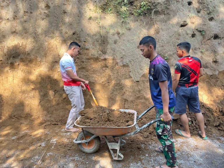 Meskipun tengah menjalankan ibadah puasa, Satgas TMMD Ke-123 Kodim 0821/Lumajang Rapikan Tepi Jalan Hasil Pengecoran