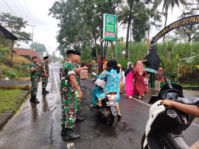 Berbagi Berkah Ramadan, Babinsa Bodang Turut Bagikan Takjil untuk Masyarakat