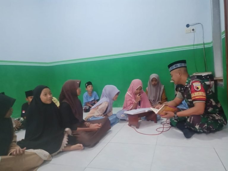 Bangun Komsos di Bulan Ramadan Babinsa Kedungjajang Tadarus Bersama Santri