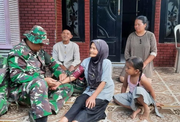 Satgas TMMD ke-123 Kodim 0821/Lumajang Berikan Layanan Kesehatan Gratis bagi Warga Dusun Tugu