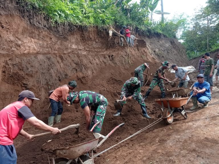 Meskipun Berpuasa, Satgas TMMD dan Masyarakat Tetap Semangat Merampungkan Infrastruktur Desa