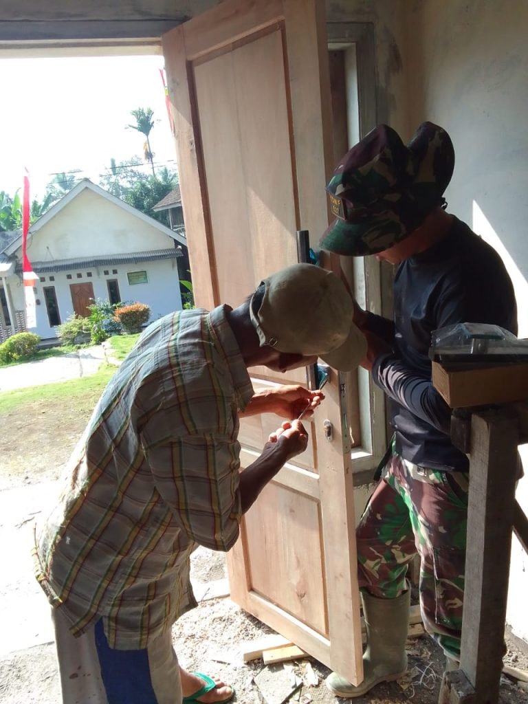 Gotong Royong di Bulan Ramadhan: Satgas TMMD dan Warga Semangat Renovasi Rumah Warga