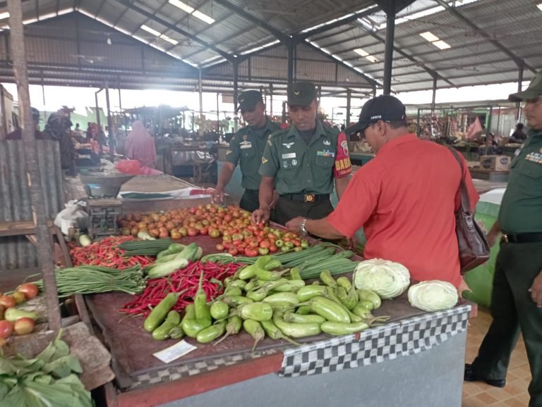 Pantau Stabilitas Harga, Babinsa Kutorenon Pendampingan Peninjauan Sembako di Pasar Sukodono