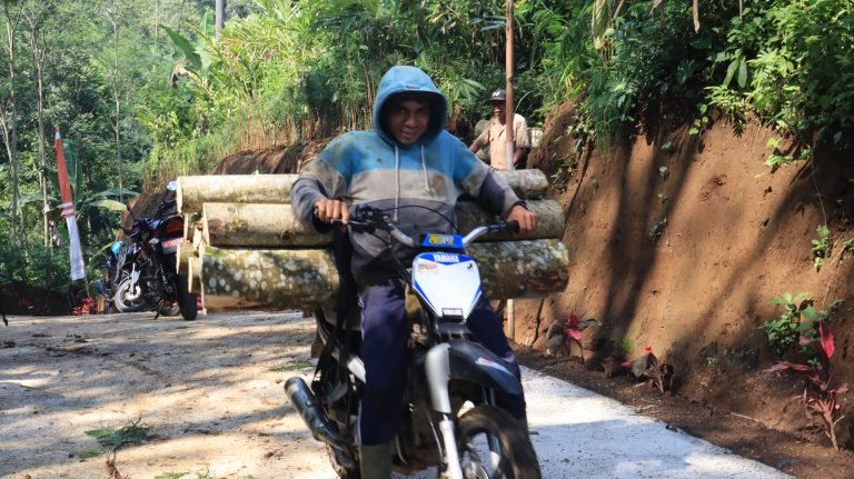 Pembangunan Jalan Penghubung Satgas TMMD ke-123 Kodim 0821/Lumajang: Solusi Nyata bagi Warga Desa