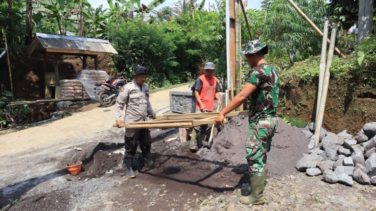 Sinergi TNI-Polri, Satgas TMMD ke-123 Kodim 0821/Lumajang Kompak Persiapkan Material untuk Tugu Brawijaya