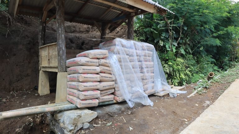 Material Selalu Tersedia, Pengerjaan Rabat Jalan TMMD ke-123 Kodim 0821/Lumajang di Desa Burno Berjalan Lancar