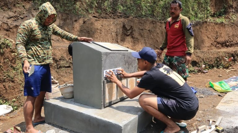 Satgas TMMD ke-123 Kodim 0821/Lumajang Rampungkan Pembuatan Prasasti TMMD di Dusun Tugu