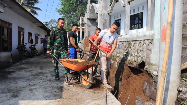 Semangat Ramadhan, Satgas TMMD Bersama Warga Perkuat Struktur Masjid Baitul Hikmah