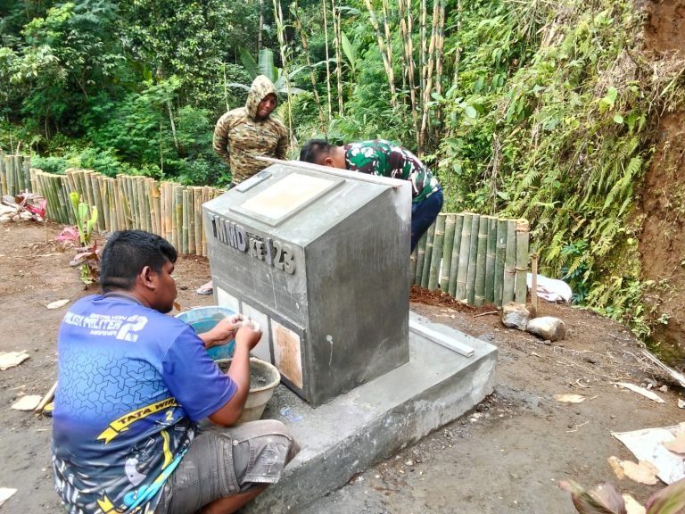 Finishing Pengecatan Monumen TMMD: Bukti Dedikasi TNI dalam Membangun Desa